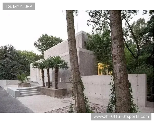 金属与运动的交响：工业风足球纪念碑